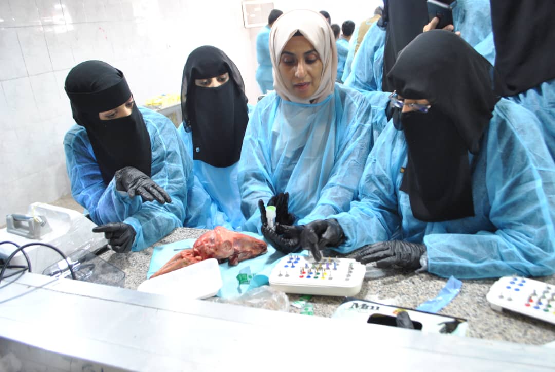 كلية طب الأسنان بجامعة صنعاء تواصل فعاليات دورة «إتقان زراعة الأسنان» بجانبيها النظري والع