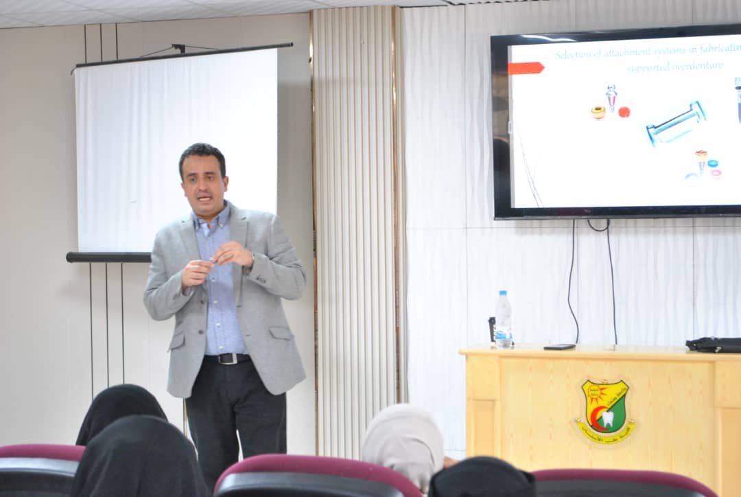كلية طب الأسنان بجامعة صنعاء تختتم دورة «إتقان زراعة الأسنان» التدريبية
