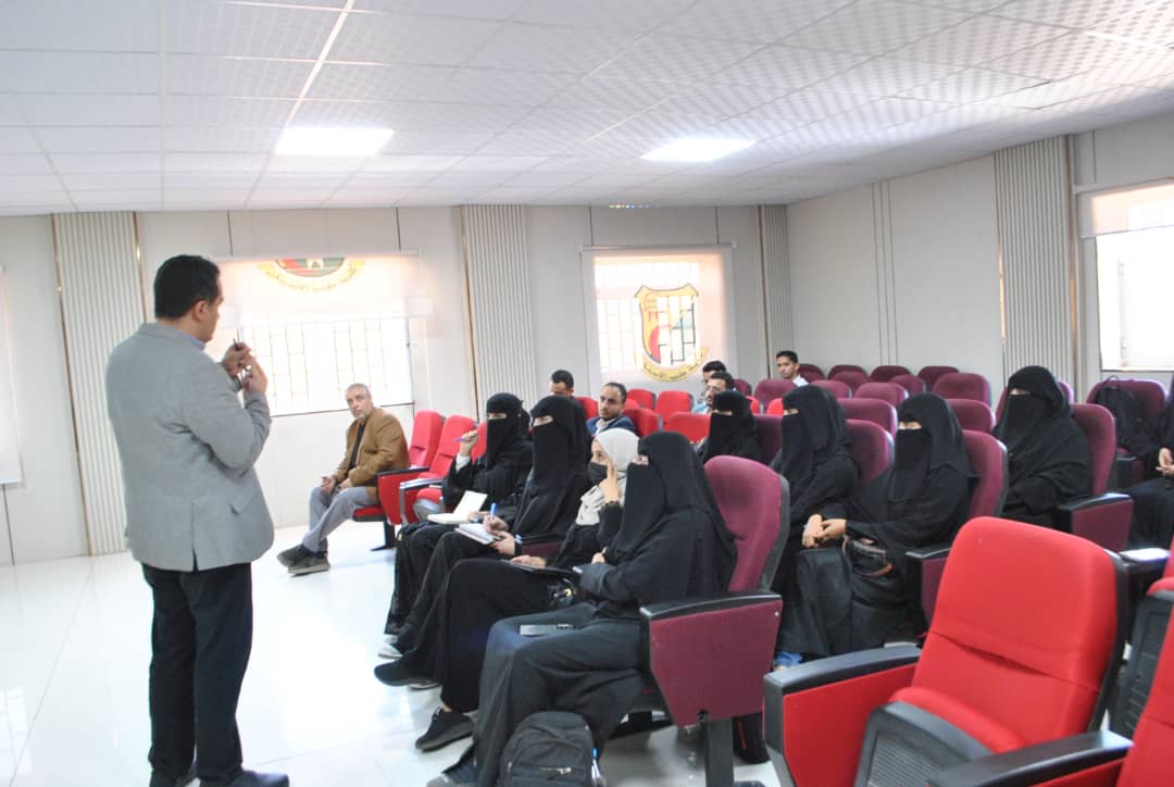 كلية طب الأسنان بجامعة صنعاء تختتم دورة «إتقان زراعة الأسنان» التدريبية