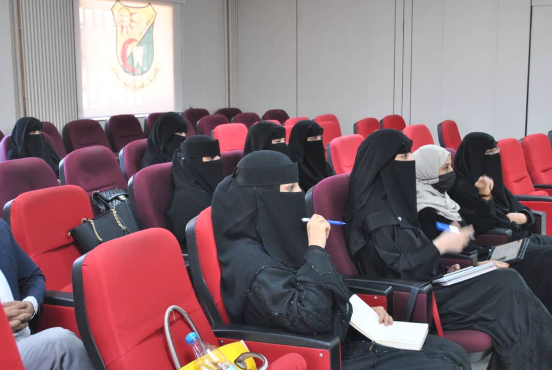 كلية طب الأسنان بجامعة صنعاء تختتم دورة «إتقان زراعة الأسنان» التدريبية