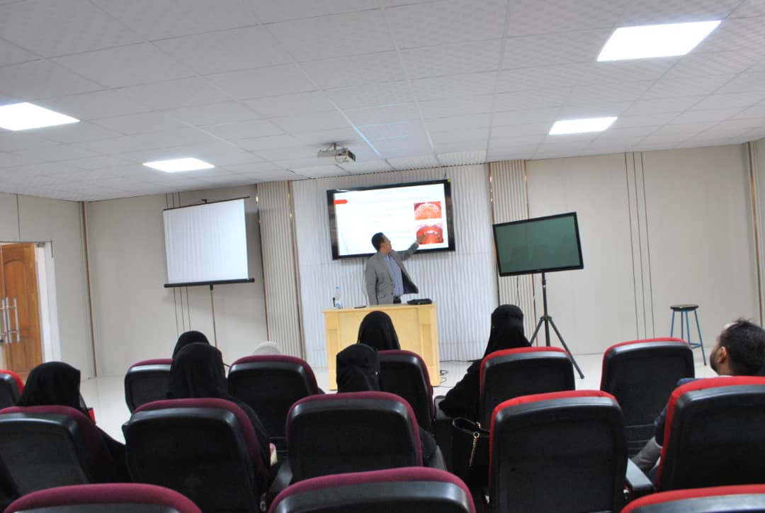 كلية طب الأسنان بجامعة صنعاء تختتم دورة «إتقان زراعة الأسنان» التدريبية