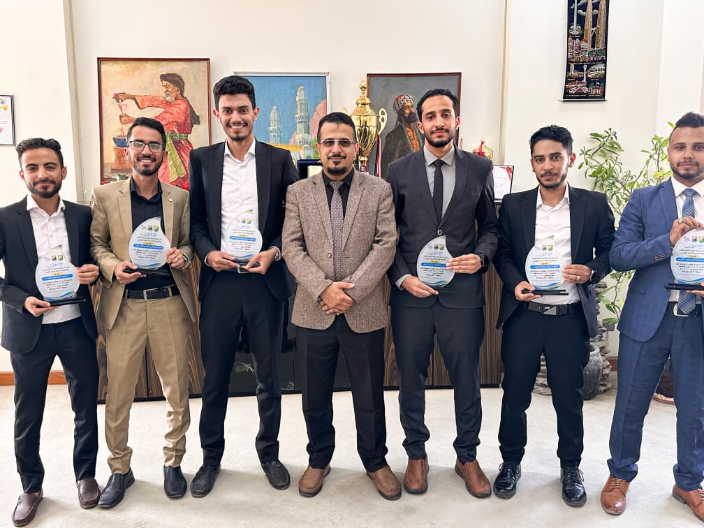 عميد كلية الطب بجامعة صنعاء يلتقي أوائل الدفعة الـ 36 ويكرّمهم بدروع الإنجاز الأكاديمي