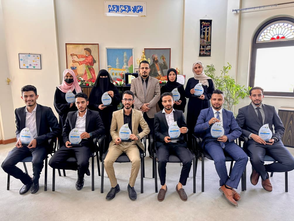 عميد كلية الطب بجامعة صنعاء يلتقي أوائل الدفعة الـ 36 ويكرّمهم بدروع الإنجاز الأكاديمي
