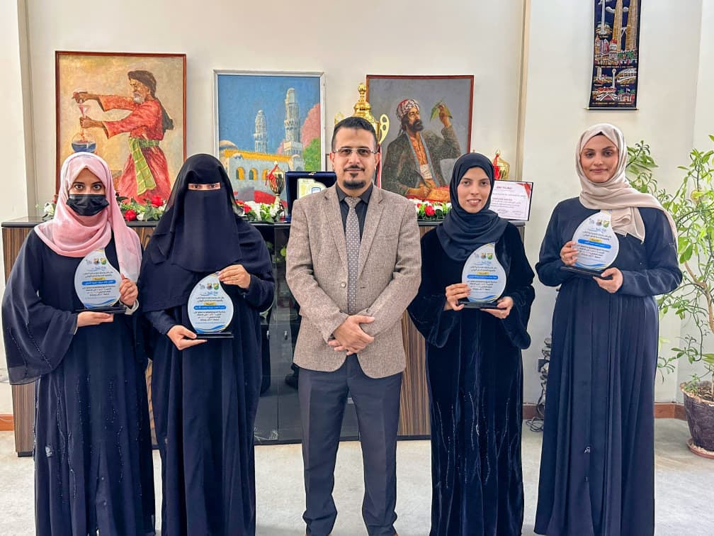 عميد كلية الطب بجامعة صنعاء يلتقي أوائل الدفعة الـ 36 ويكرّمهم بدروع الإنجاز الأكاديمي