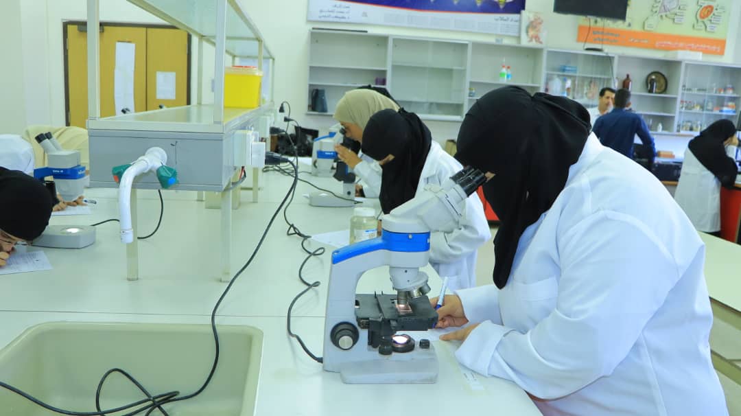 بدء الامتحانات العملية لمقرر "علم الطفيليات الطبية" لطلبة المستوى الثاني بطب صنعاء