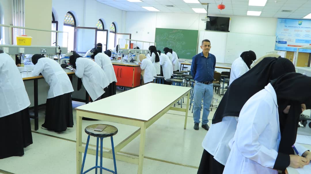 بدء الامتحانات العملية لمقرر "علم الطفيليات الطبية" لطلبة المستوى الثاني بطب صنعاء