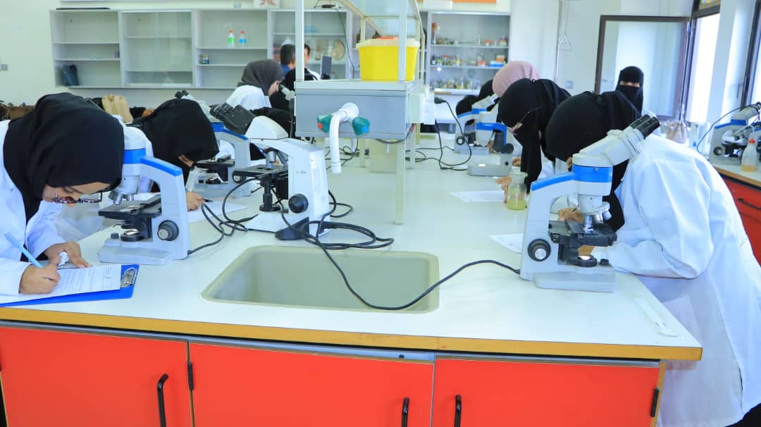 بدء الامتحانات العملية لمقرر "علم الطفيليات الطبية" لطلبة المستوى الثاني بطب صنعاء