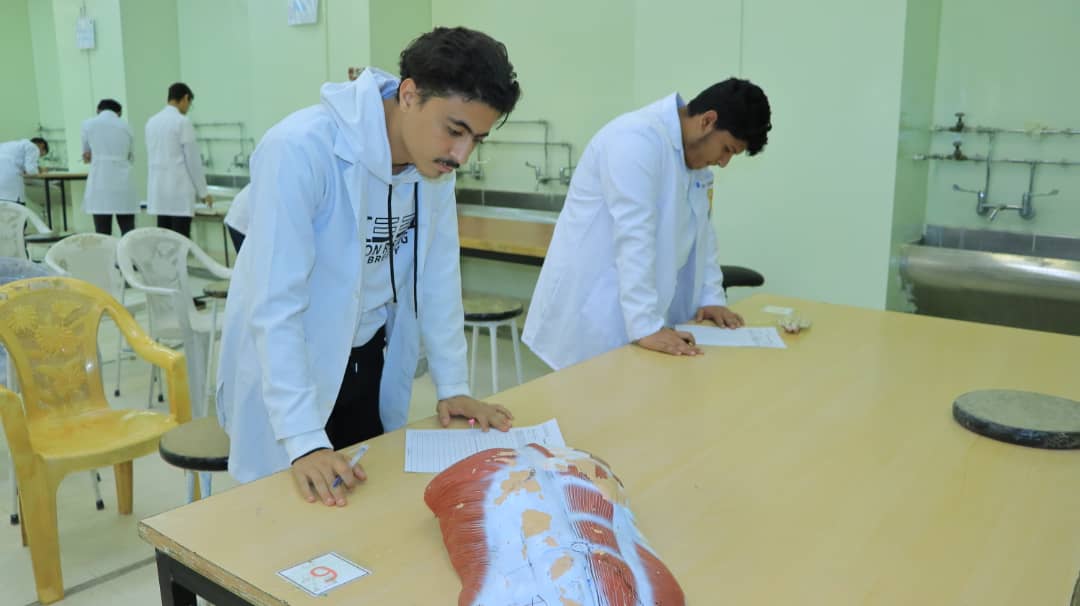 كلية الطب بجامعة صنعاء تختتم الامتحانات العملية النهائية لمقدمة "التشريح والأنسجة" مستوى 1
