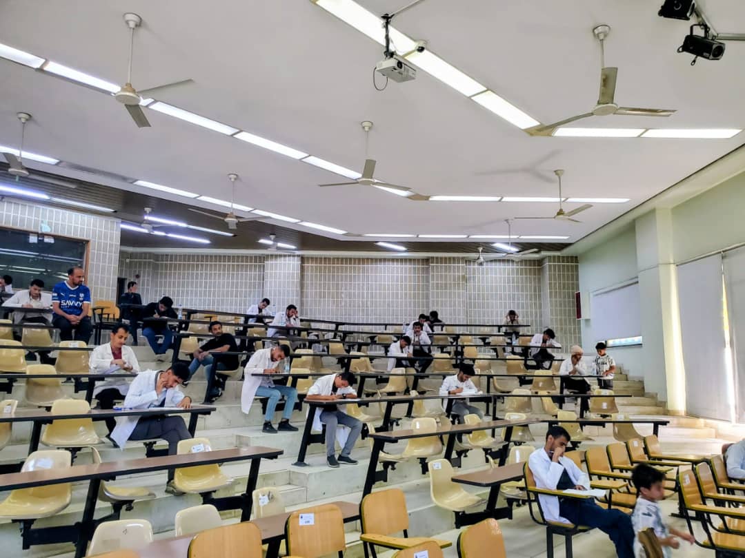 كلية الطب بجامعة صنعاء تُجري الامتحان الكتابي لمقرر «الدم واللمف» لطلبة المستوى الثاني
