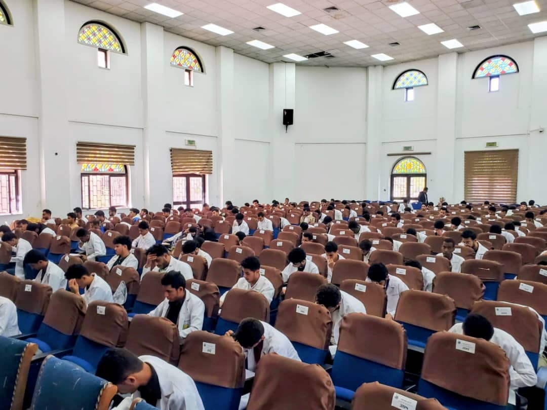 كلية الطب بجامعة صنعاء تُجري الامتحان الكتابي لمقرر «الدم واللمف» لطلبة المستوى الثاني