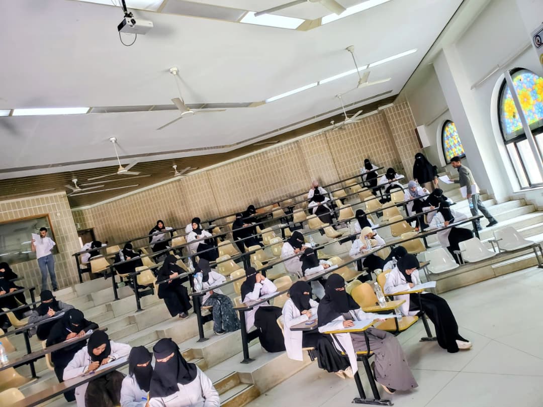 كلية الطب بجامعة صنعاء تُجري الامتحان الكتابي لمقرر «الدم واللمف» لطلبة المستوى الثاني
