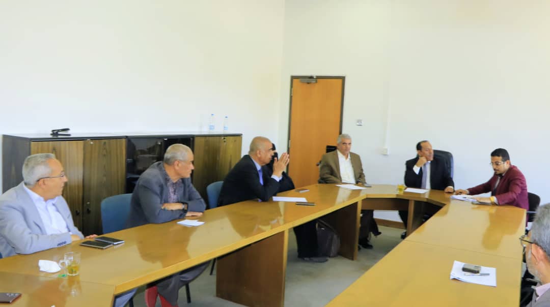رئيس جامعة صنعاء يناقش آليات التطوير والتحسين المستمر بكلية الطب والعلوم الصحية