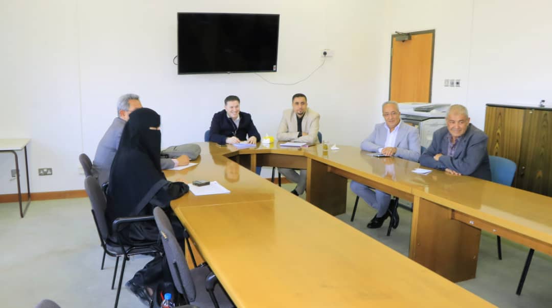 رئيس جامعة صنعاء يناقش آليات التطوير والتحسين المستمر بكلية الطب والعلوم الصحية