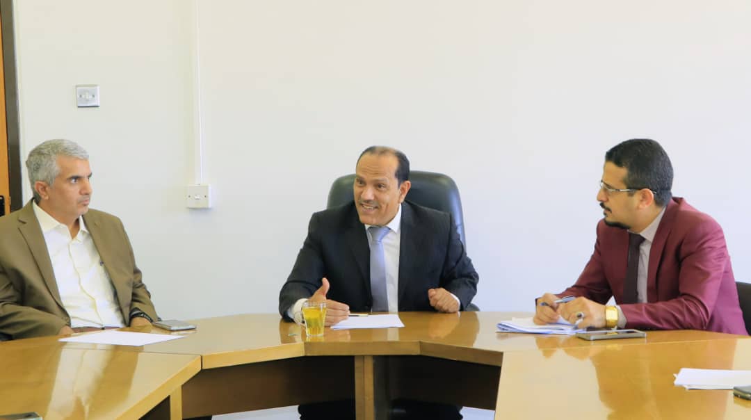رئيس جامعة صنعاء يناقش آليات التطوير والتحسين المستمر بكلية الطب والعلوم الصحية