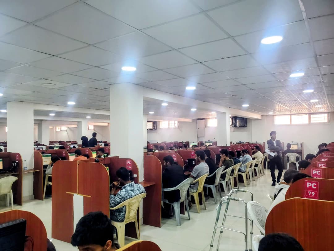 كلية الطب والعلوم الصحية بجامعة صنعاء تواصل تنفيذ امتحاناتها الإلكترونية لمختلف المستويات