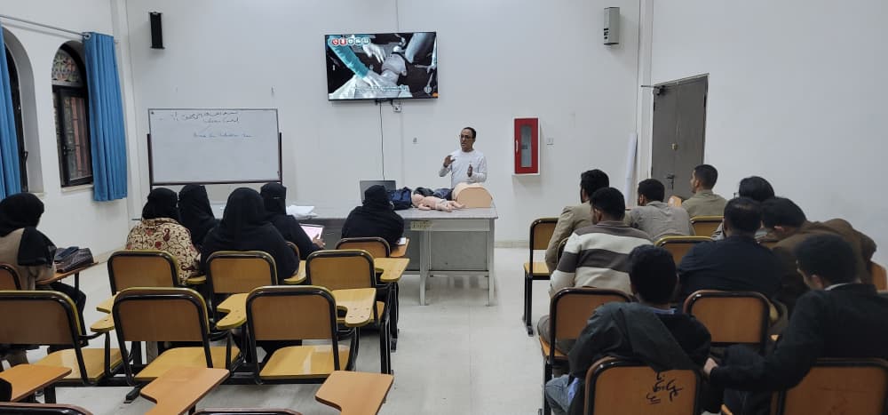 انطلاق المجموعة الثانية من الكورسات الطبية التدريبية في الطوارئ والعناية الحرجة بكلية الطب