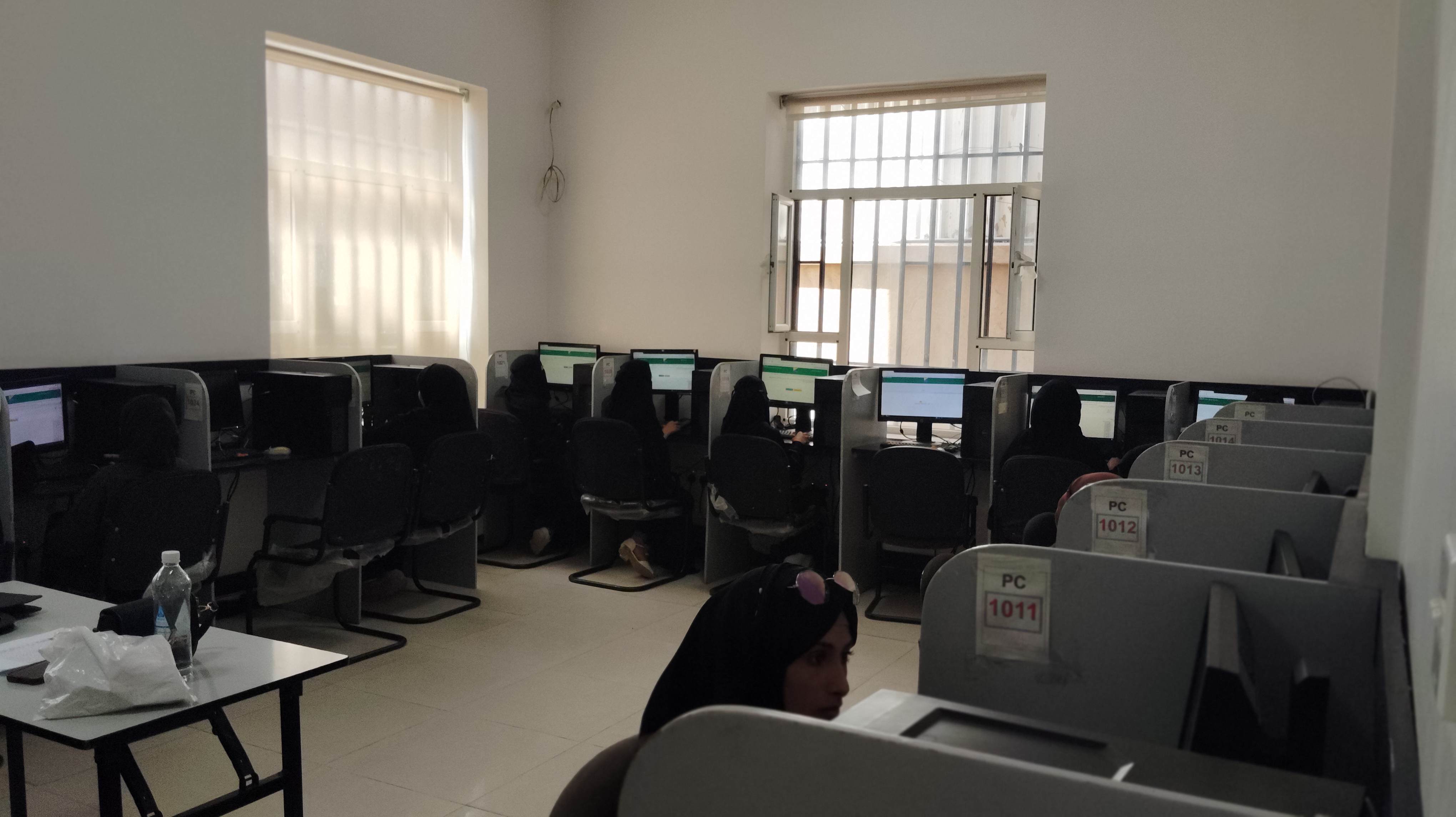 دشّنت كلية الإعلام بجامعة صنعاء، اليوم السبت، أول أيام اختبارات الفصل الدراسي الأول