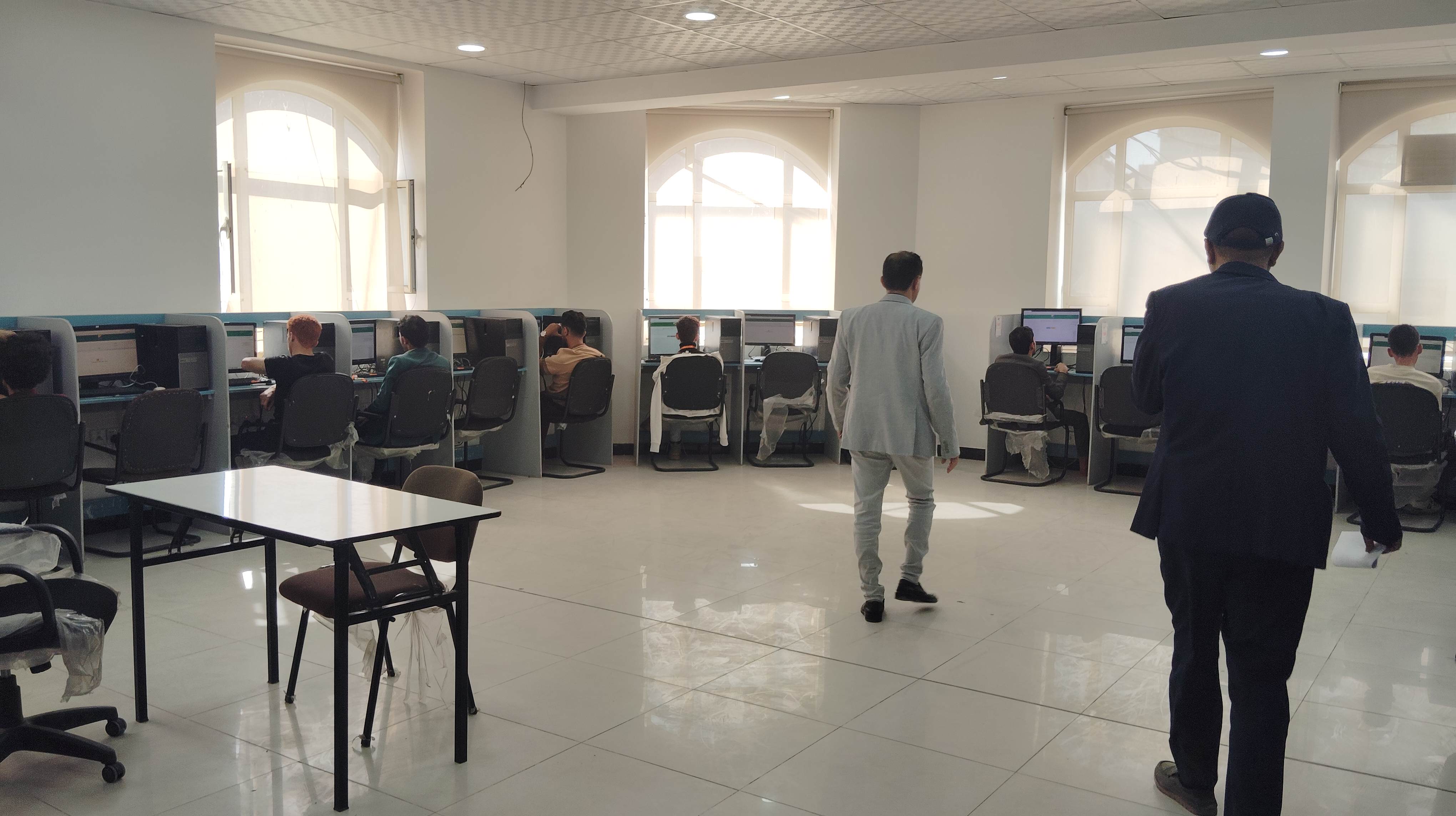 دشّنت كلية الإعلام بجامعة صنعاء، اليوم السبت، أول أيام اختبارات الفصل الدراسي الأول