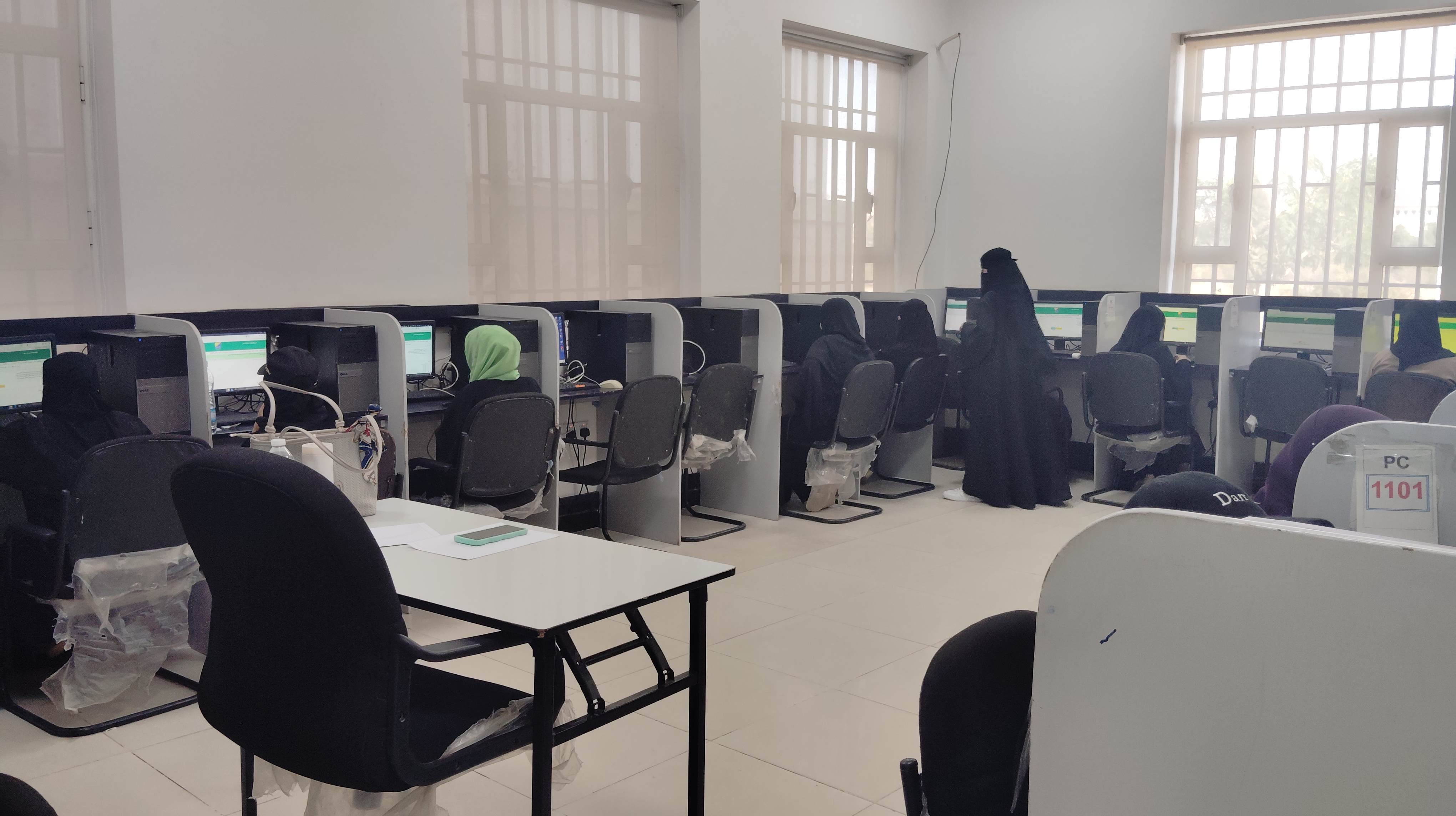 دشّنت كلية الإعلام بجامعة صنعاء، اليوم السبت، أول أيام اختبارات الفصل الدراسي الأول
