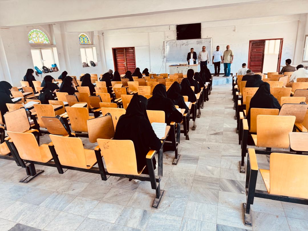كلية اللغات بجامعة صنعاء تدشن اختبارات الفصل الأول للعام الجامعي 1448هـ – 2026/2027م