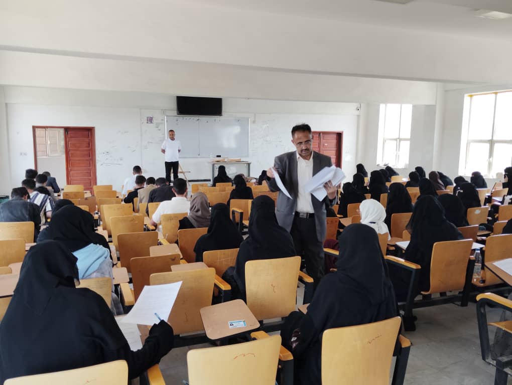 كلية اللغات بجامعة صنعاء تدشن اختبارات الفصل الأول للعام الجامعي 1448هـ – 2026/2027م