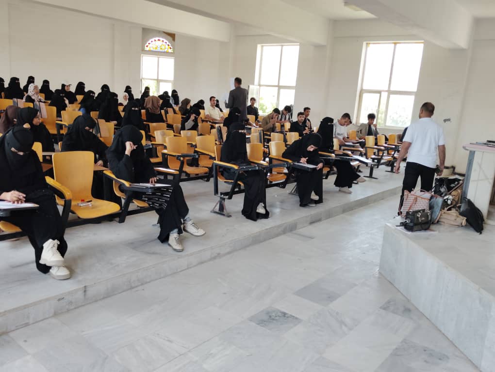 كلية اللغات بجامعة صنعاء تدشن اختبارات الفصل الأول للعام الجامعي 1448هـ – 2026/2027م