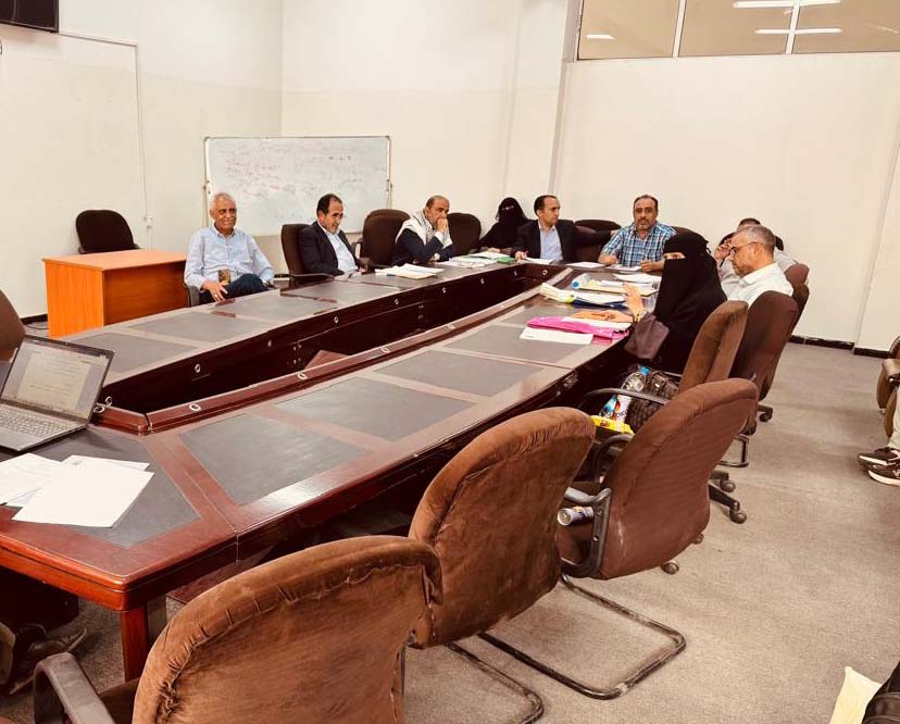 قسم اللغة العربية بكلية اللغات بجامعة صنعاء يناقش خطة رسالة الماجستير للباحث عبدالله عزان