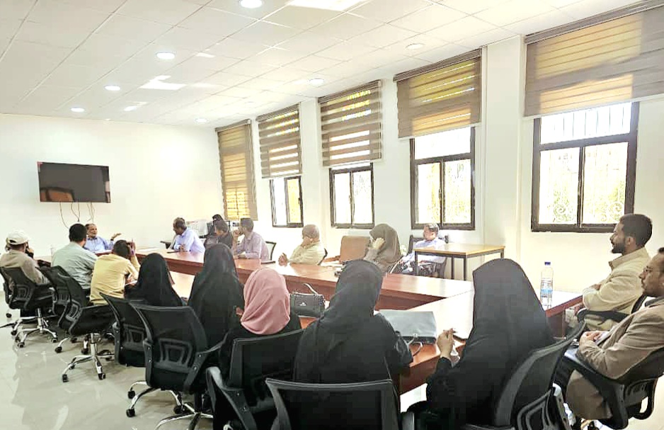 عميد كلية البترول والموارد الطبيعية بجامعة صنعاء يعقد اجتماعاً موسعاً مع أعضاء هيئة التدري
