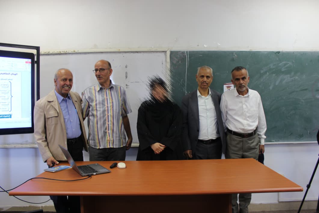 قسم الاقتصاد الزراعي بكلية الزراعة يناقش خطة رسالة الماجستير للباحثة أمل المنصوري