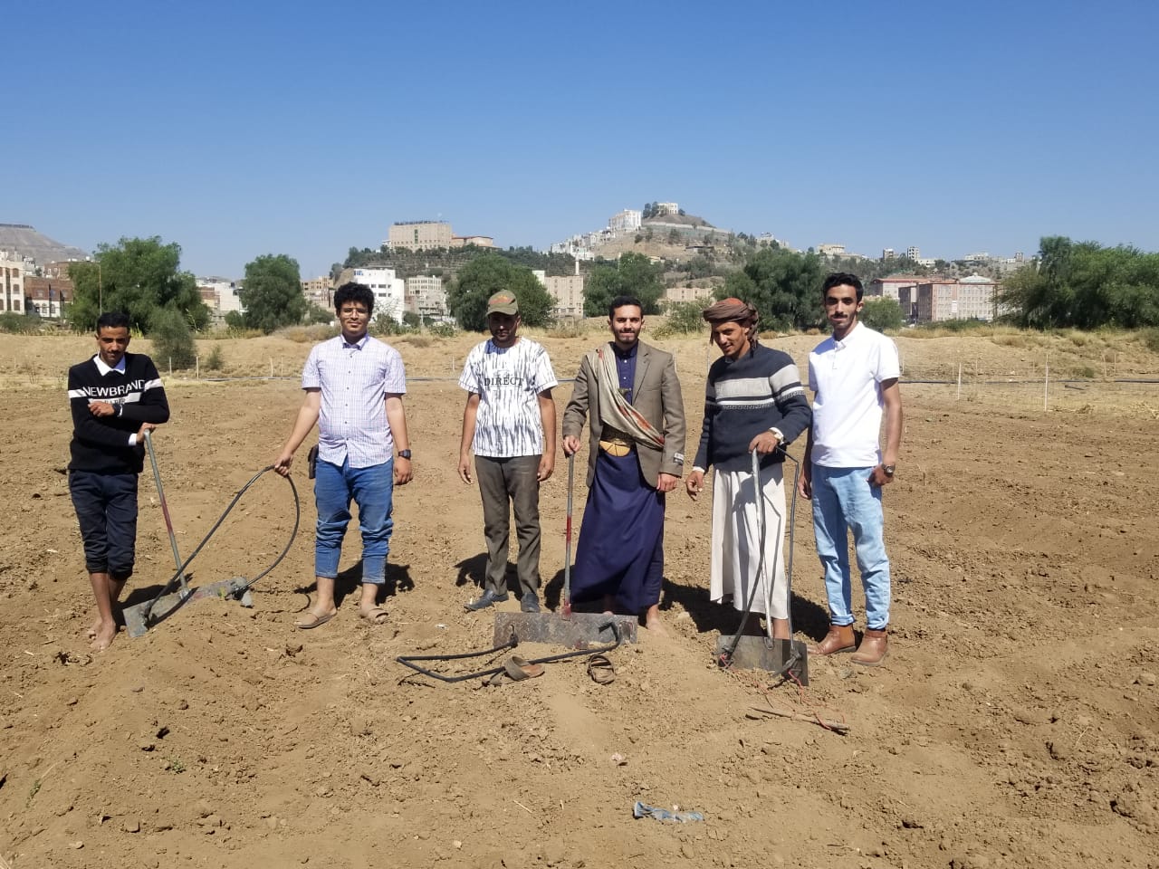 طلاب المحاصيل ينفذون تطبيقًا حقليًا لتقسيم حقول البرسيم تمهيدًا لزراعة المحاصيل العلفية