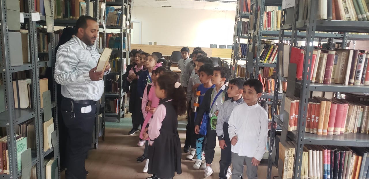 زيارة علمية لطلاب الصف الثاني الابتدائي من مدارس العالمية إلى مكتبة كلية الآداب