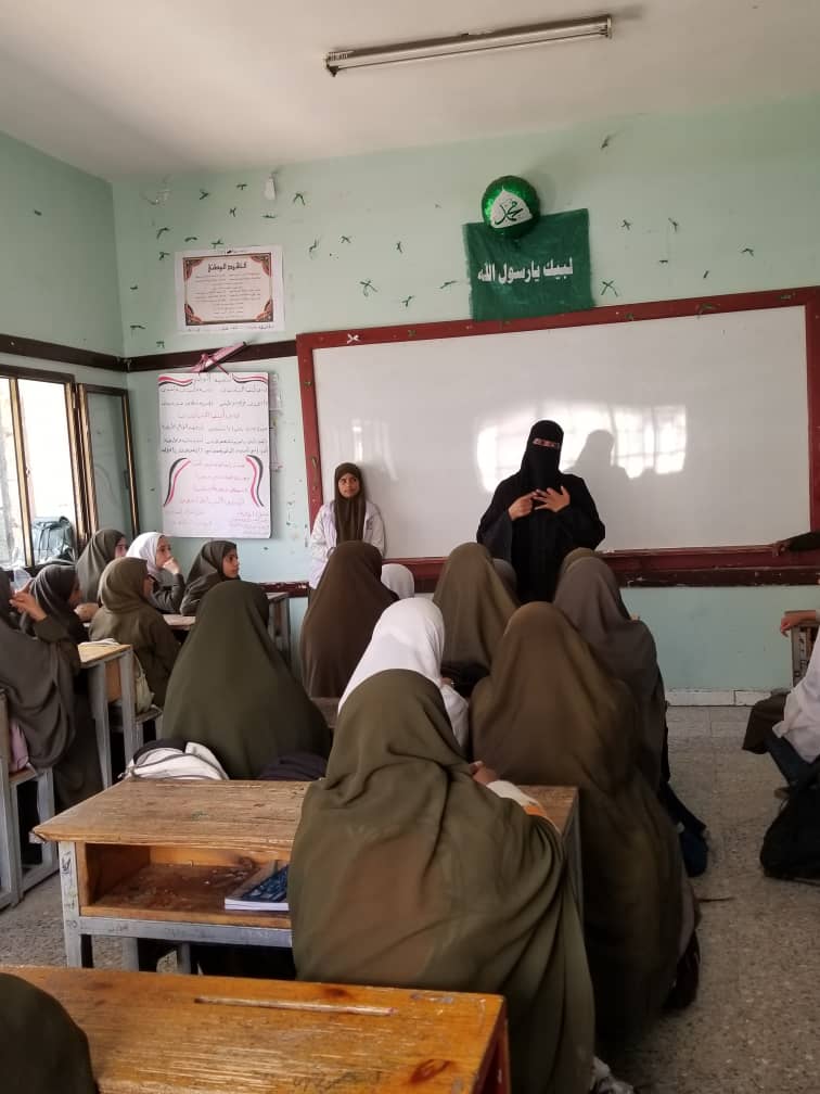 متدربات الخدمة الاجتماعية بجامعة صنعاء ينفذن أنشطة توعوية في مدرسة أروى