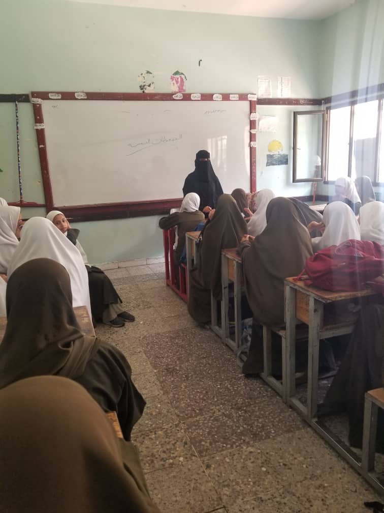 متدربات الخدمة الاجتماعية بجامعة صنعاء ينفذن أنشطة توعوية في مدرسة أروى