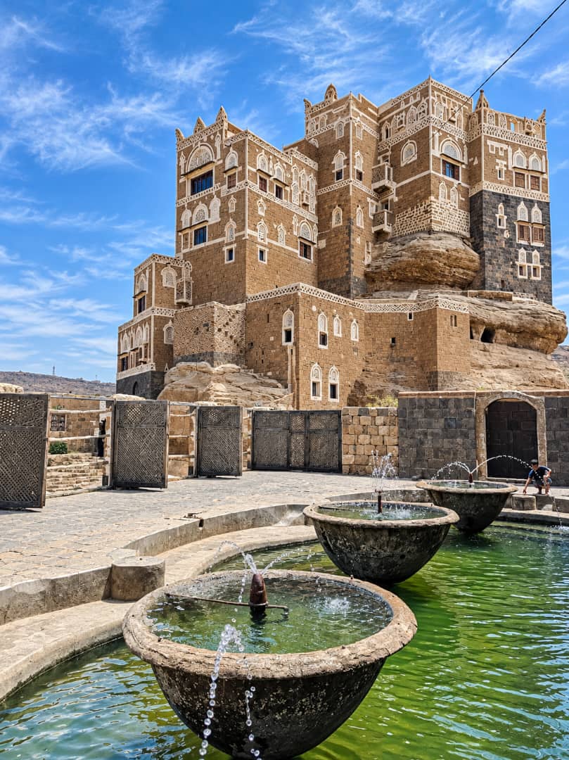 طلاب الجرافيكس والملتيميديا بكلية الحاسوب يوثّقون جماليات دار الحجر في تطبيق ميداني للتصوي