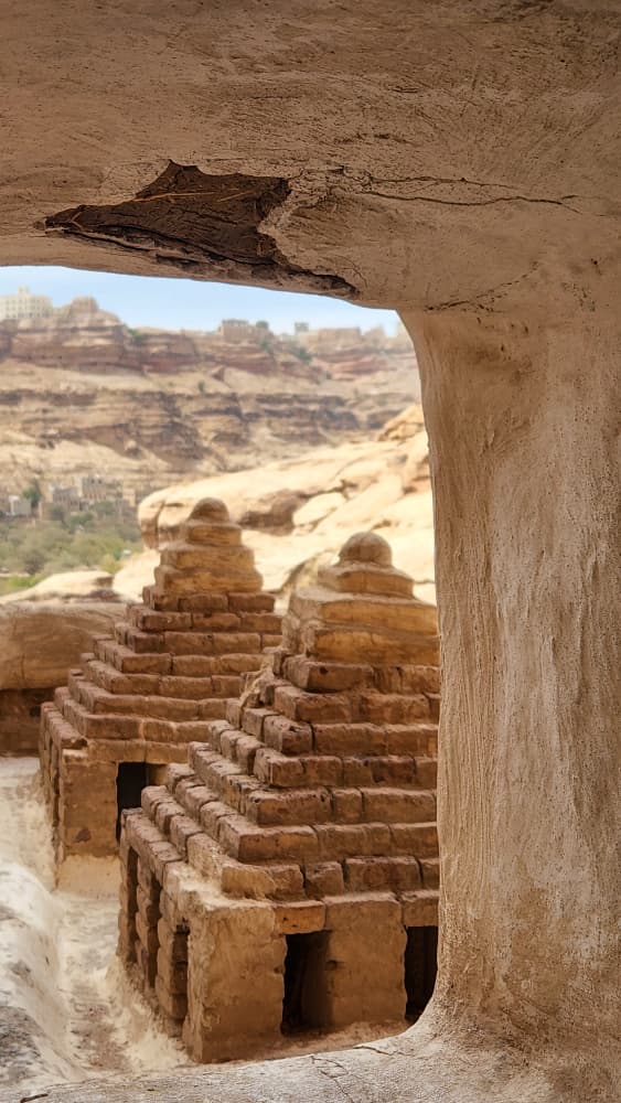 طلاب الجرافيكس والملتيميديا بكلية الحاسوب يوثّقون جماليات دار الحجر في تطبيق ميداني للتصوي