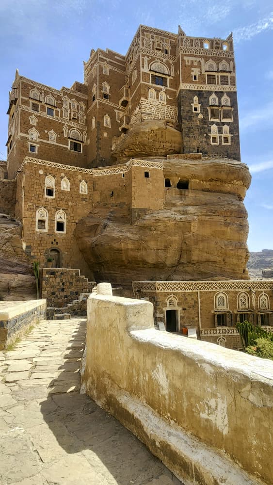 طلاب الجرافيكس والملتيميديا بكلية الحاسوب يوثّقون جماليات دار الحجر في تطبيق ميداني للتصوي