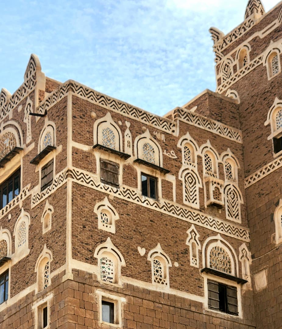 طلاب الجرافيكس والملتيميديا بكلية الحاسوب يوثّقون جماليات دار الحجر في تطبيق ميداني للتصوي