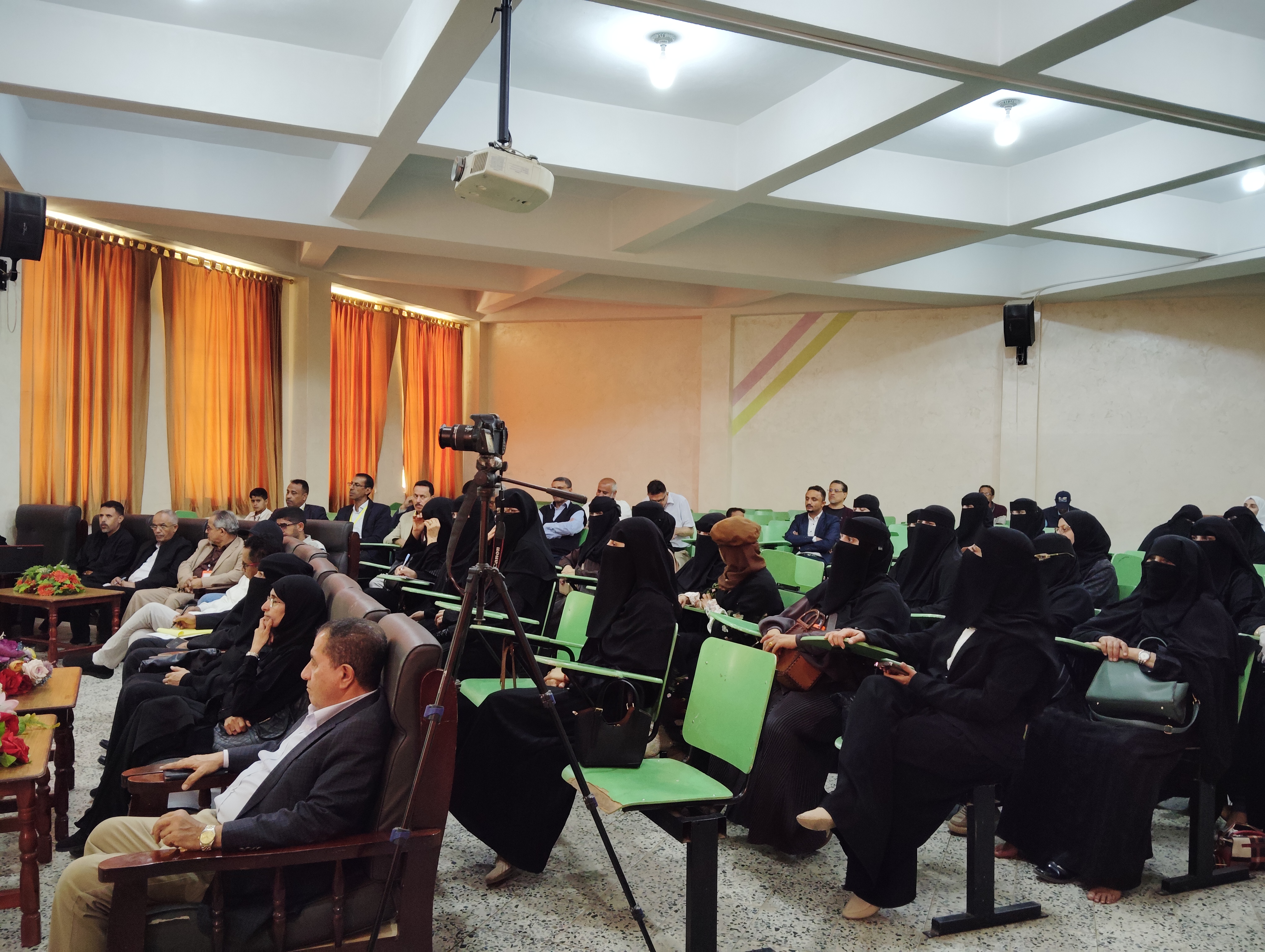 مركز التنمية الشاملة  ينظم ندوة علمية حول دور حاضنات الأعمال في تعزيز نمو المشاريع الصغيرة