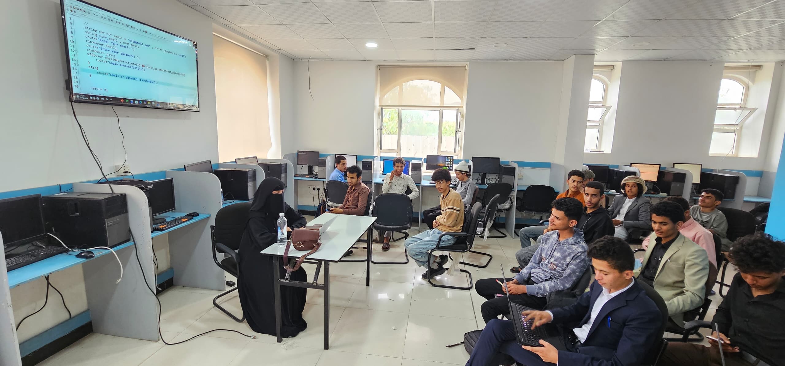 رئيس الجامعة يتفقد كلية الحاسوب ومشروع الدور الثالث