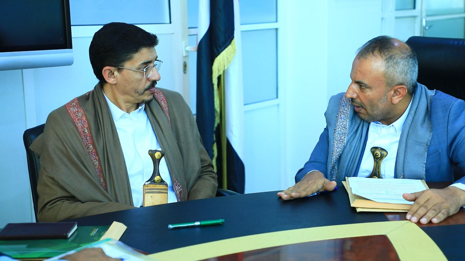 مناقشان  آلية توفير الاحتياجات الاكاديمية لجامعة صنعاء