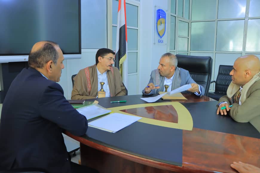 مناقشان  آلية توفير الاحتياجات الاكاديمية لجامعة صنعاء