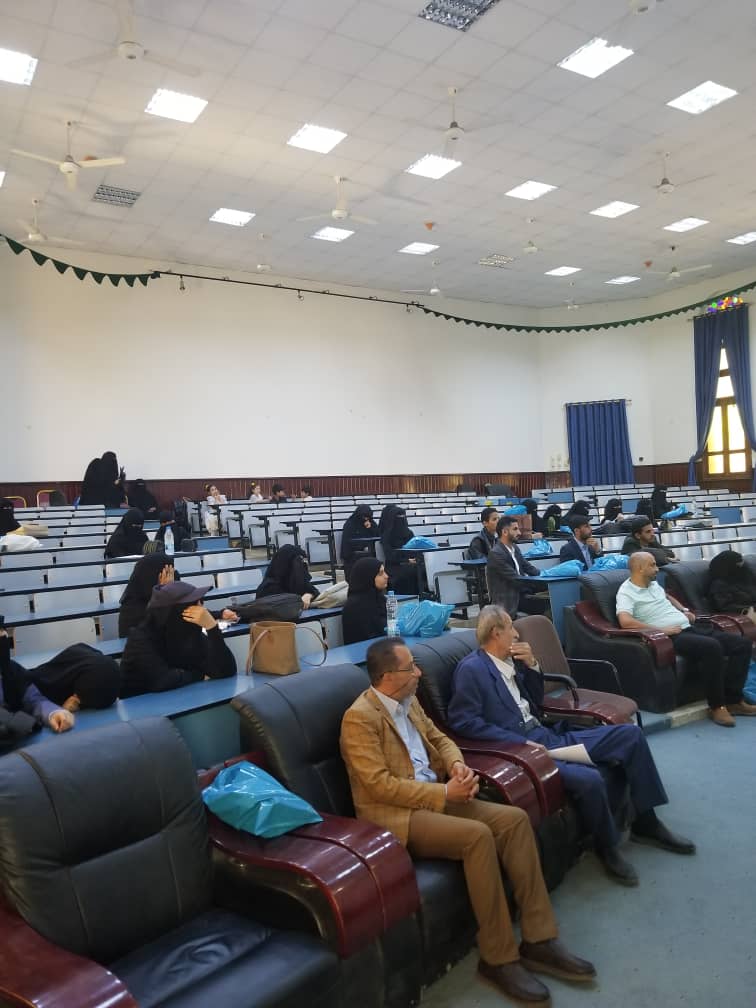 الباحثة سمية محمد جبران تنال الماجستير بامتياز من كلية التربية