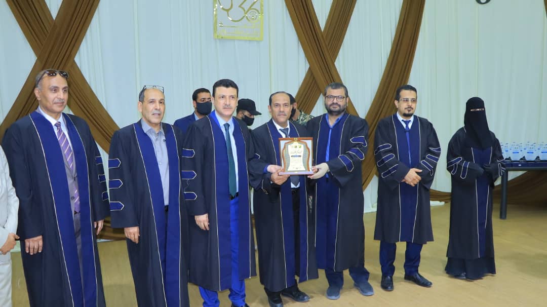كلية الطب بجامعة صنعاء تحتفي بتخرج 410 أطباء وطبيبات من الدفعة 36