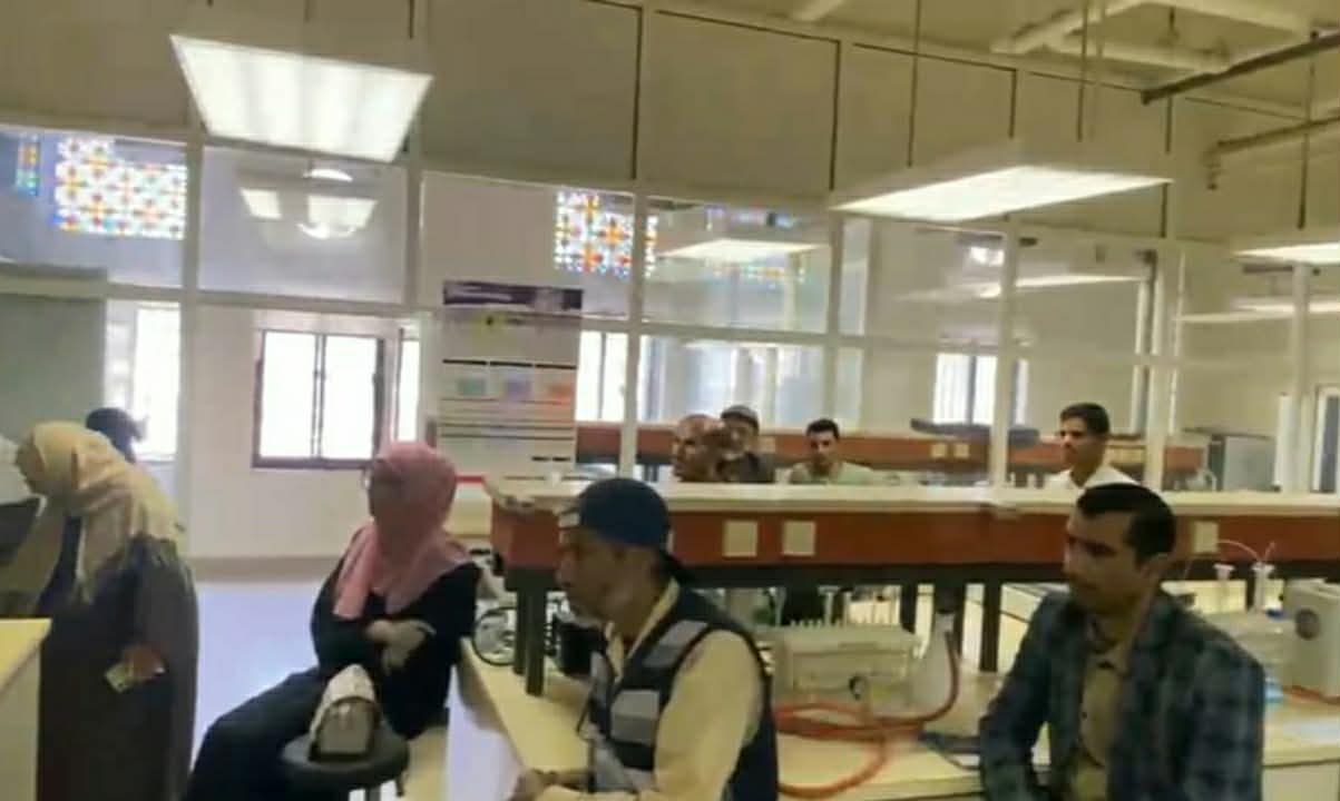مساعد رئيس الجامعة لشؤون المراكز يتفقد المختبرات المركزية .