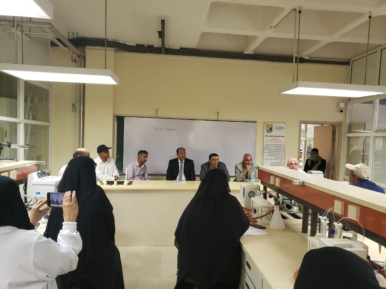 رئيس الجامعة يتفقد مركز المختبرات المركزية ويؤكد أهمية تفعيل أجهزته البحثية