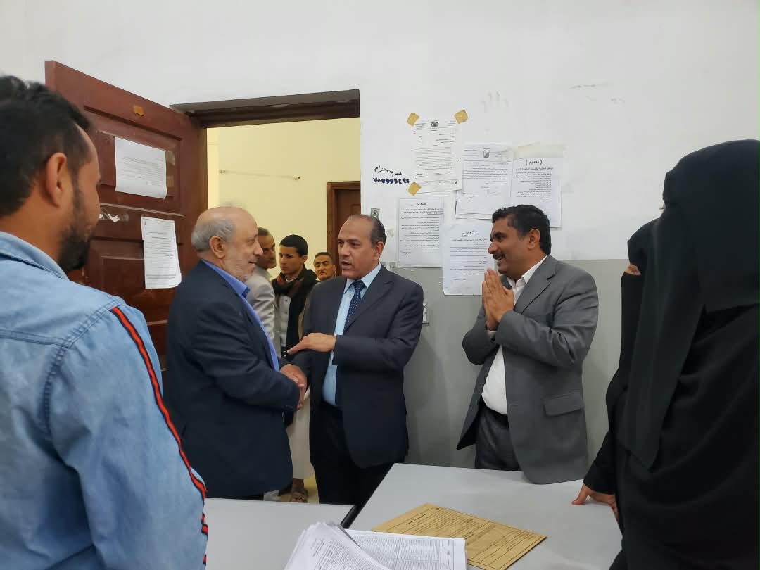 رئيس الجامعة يتفقد كلية الشريعة والقانون ويثمّن جهود كوادرها الإدارية