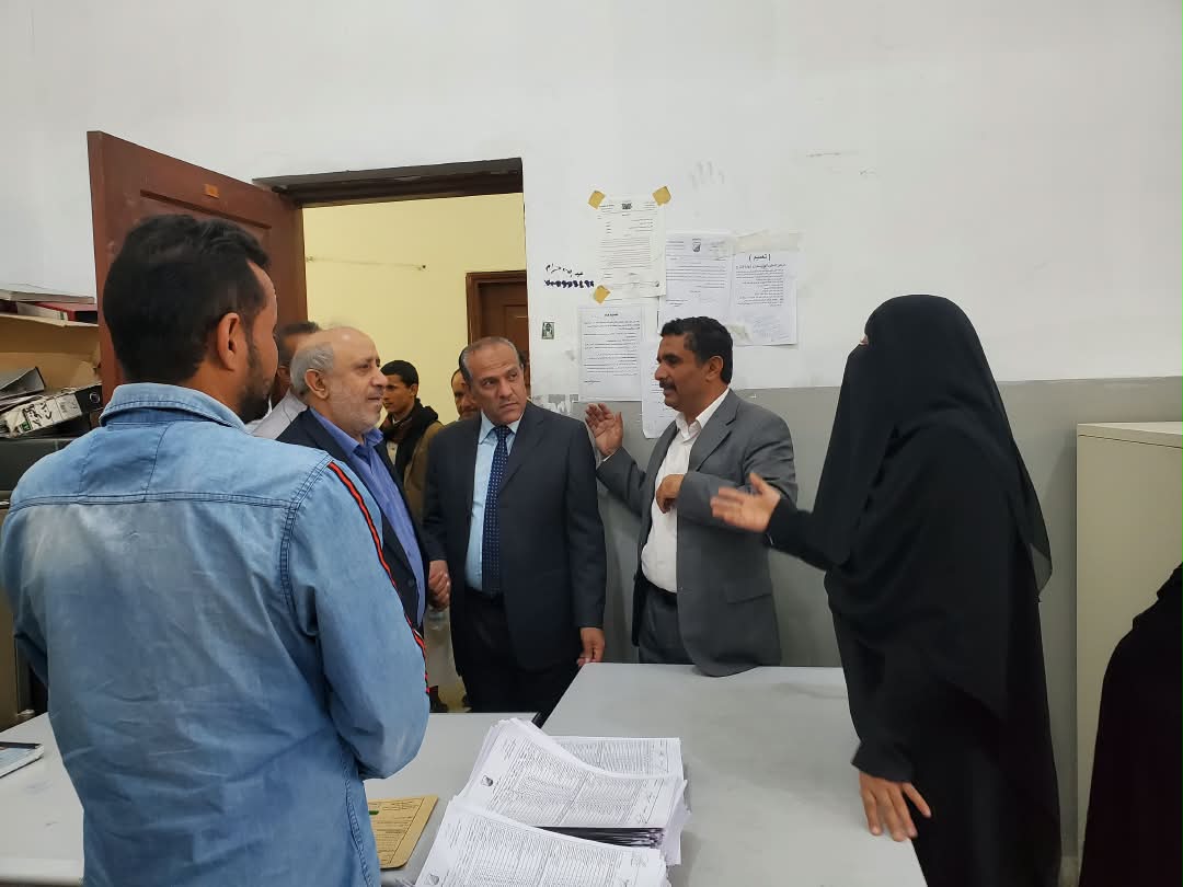 رئيس الجامعة يتفقد كلية الشريعة والقانون ويثمّن جهود كوادرها الإدارية