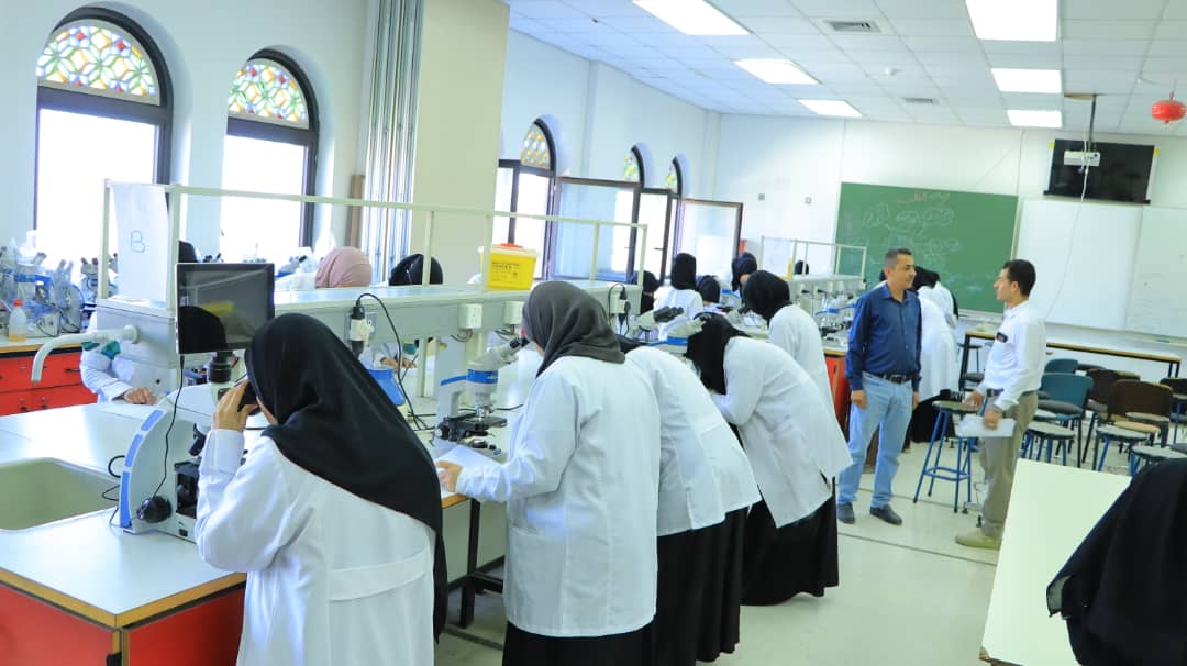 بدء الامتحانات العملية لمقرر "علم الطفيليات الطبية" لطلبة المستوى الثاني بطب صنعاء