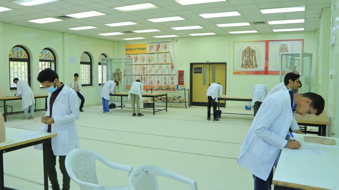 كلية الطب بجامعة صنعاء تختتم الامتحانات العملية لمقدمة "التشريح والأنسجة" مستوى الاول
