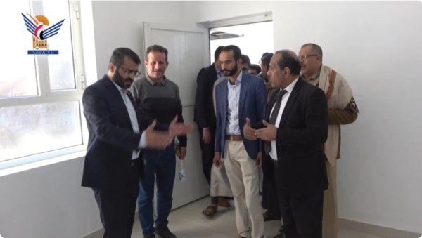 رئيس جامعة صنعاء يفتتح خمسة معامل حديثة واستراحة الطالبات